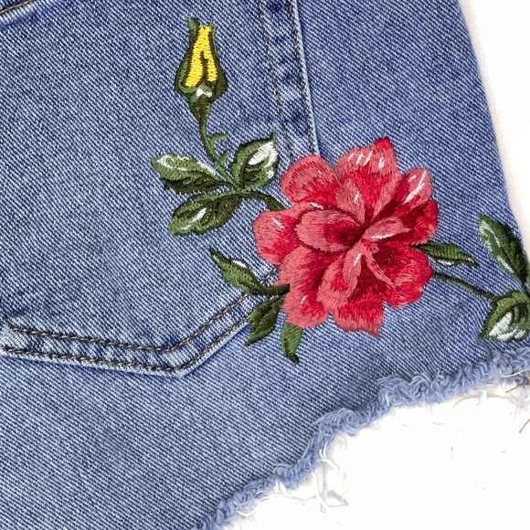 PacSun Women Jeans Shorts with Embroidery 27 - Picture 4 of 7